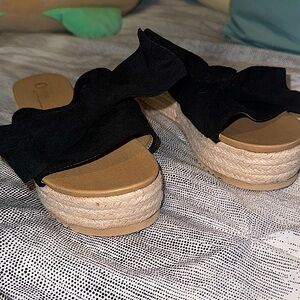 Platform sandals with black bow